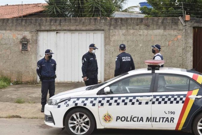 Policiais encontraram a família morta no interior da casa -  (crédito: Minervino Júnior/CB/DA Press)