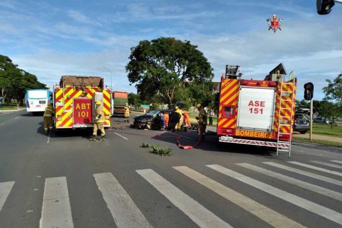 O motorista do caminhão de coleta de lixo, de 59 anos, foi atendido e saiu ileso do acidente