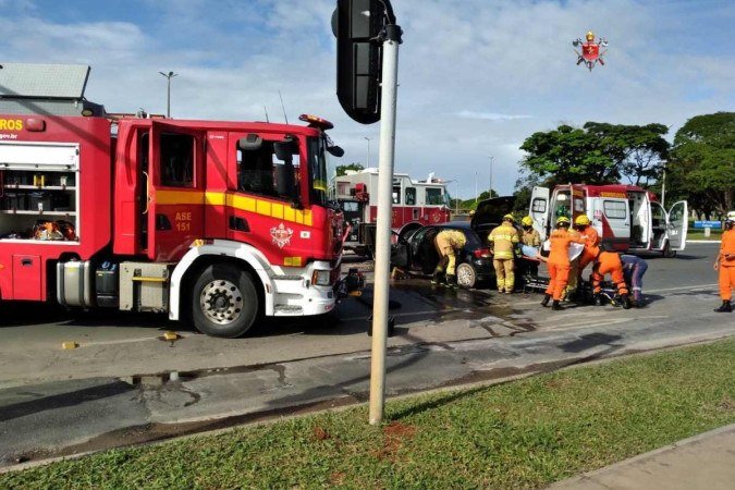 A corporação não soube informar a dinâmica do acidente. Para o atendimento, foram empregadas quatro viaturas e 15 militares