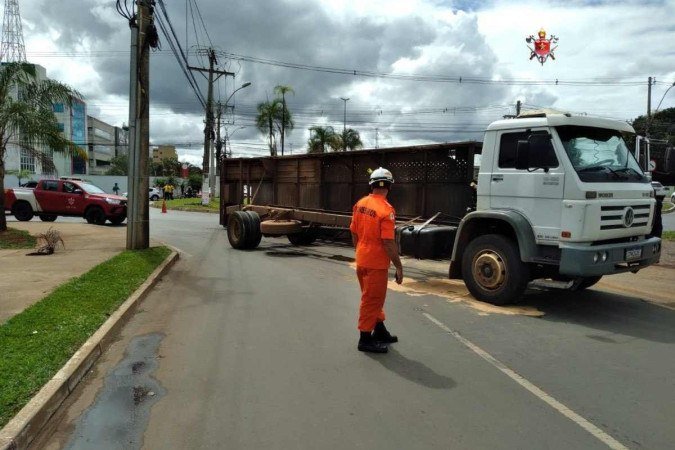 Caminhão-cegonha com 4 carros tomba próximo à Feira dos Importados. Acidente ocorreu na manhã deste sábado (12/2), perto do balão que dá acesso à feira. Motorista do veículo não se feriu e pista segue interditada