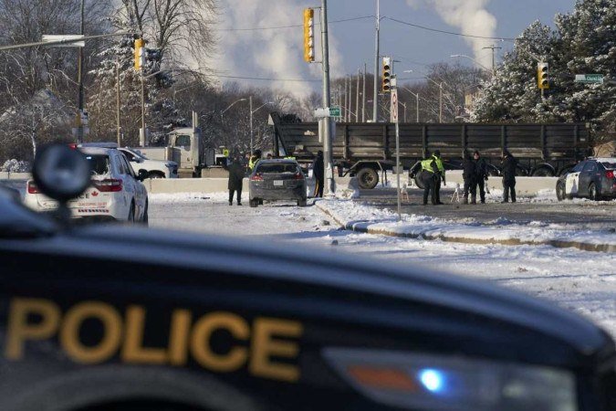 Polícia prende caminhoneiros e libera ponte na fronteira entre EUA e Canadá -  (crédito:  AFP)