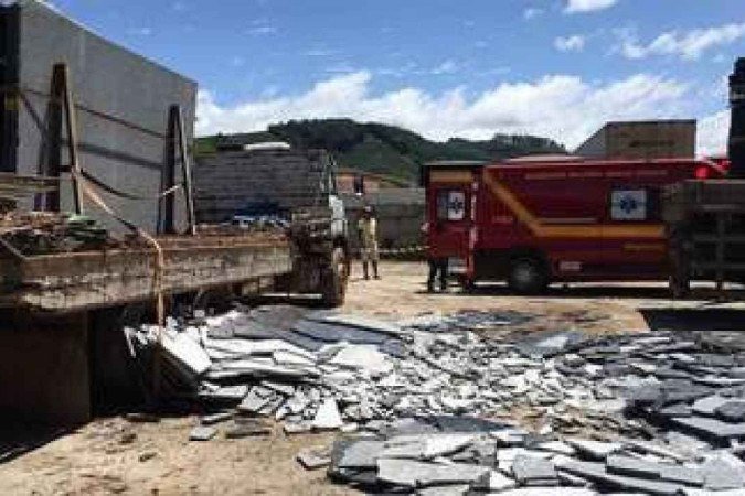 As chapas de mármore despencaram da carroceria do caminhão e caíram sobre o trabalhador - (crédito: Reprodução Portal Caparaó) As chapas de mármore despencaram da carroceria do caminhão e caíram sobre o trabalhador - (crédito: Reprodução Portal Caparaó)