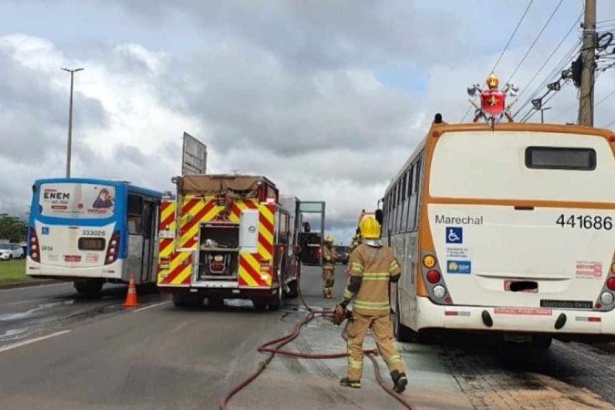 Transporte coletivo quase pegou fogo no Riacho Fundo 1 - (crédito: CBMDF/Divulgação) Transporte coletivo quase pegou fogo no Riacho Fundo 1 - (crédito: CBMDF/Divulgação)
