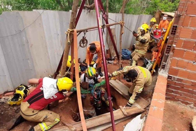 Bombeiros em operação de resgate na manhã desta segunda-feira (15/2) - (crédito: Divulgação/CMBDF) Bombeiros em operação de resgate na manhã desta segunda-feira (15/2) - (crédito: Divulgação/CMBDF)