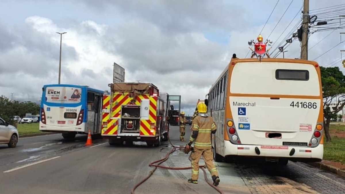 Bombeiros evitam incêndio em ônibus na manhã desta segunda-feira (14/2)