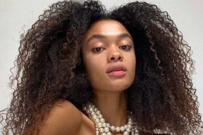  Misturar vários tamanhos de pérolas é uma boa solução fashion
