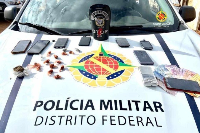 Com o criminoso foram encontradas 13 porções de maconha e uma de crack, uma balança de precisão e dinheiro trocado - (crédito: PMDF/Divulgação) Com o criminoso foram encontradas 13 porções de maconha e uma de crack, uma balança de precisão e dinheiro trocado - (crédito: PMDF/Divulgação)
