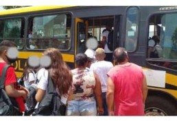 Vídeo: crianças são transportadas em escadas de ônibus escolar