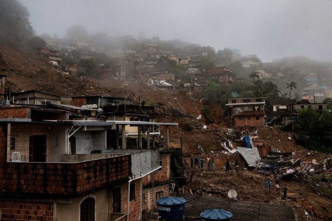 Vista da cena após um deslizamento de terra em Petrópolis - (crédito: CARL DE SOUZA / AFP) Vista da cena após um deslizamento de terra em Petrópolis - (crédito: CARL DE SOUZA / AFP)