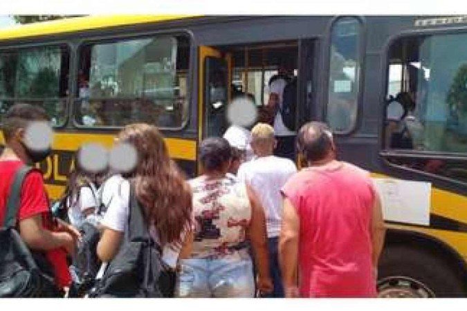 Ônibus escolar de Frutal com capacidade para cerca de 40 alunos transportando aproximadamente 100 deles - (crédito: Reprodução de vídeo) Ônibus escolar de Frutal com capacidade para cerca de 40 alunos transportando aproximadamente 100 deles - (crédito: Reprodução de vídeo)