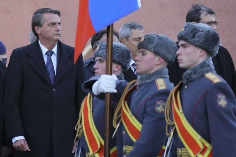 Brazil's President Jair Bolsonaro (L) looks on as he attends a wreath-laying ceremony at the Tomb of the Unknown Soldier by the Kremlin Wall in Moscow, Russia on February 16, during an official visit to Russia. (Photo by MAXIM SHEMETOV / POOL / AFP)      Caption