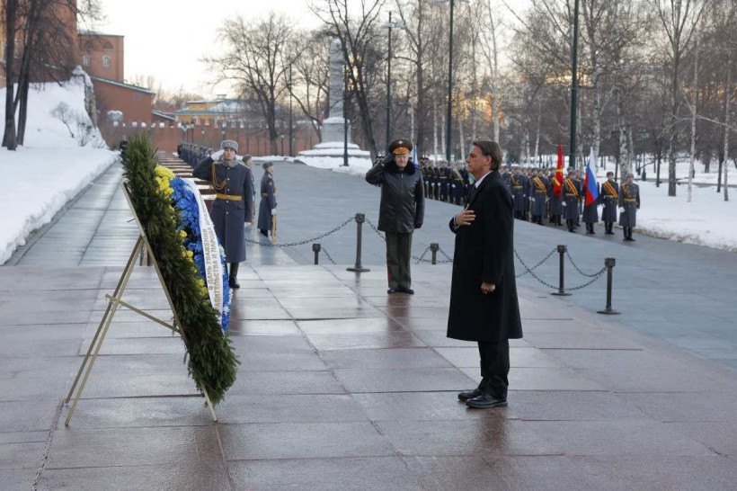Brazil's President Jair Bolsonaro  (R) attends a wreath-laying ceremony at the Tomb of the Unknown Soldier by the Kremlin Wall in Moscow, Russia on February 16, during an official visit to Russia. (Photo by MAXIM SHEMETOV / POOL / AFP)      Caption