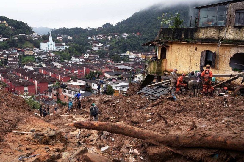 Equipes de resgate procuram sobreviventes após um deslizamento de terra em Petrópolis, Brasil, em 16 de fevereiro de 2022