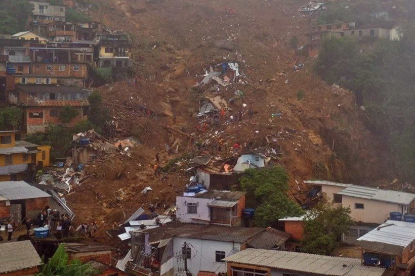 Vista aérea após deslizamento de terra em Petrópolis, Brasil, em 16 de fevereiro de 2022 