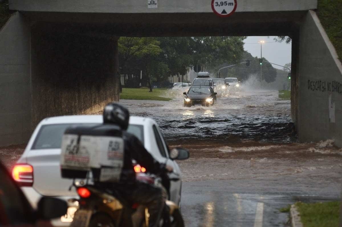 17/02/2022 Crédito: Minervino Júnior/CB/D.A Press. Brasil.  Brasilia - DF. Chuva na tesourinha da 202 Norte.