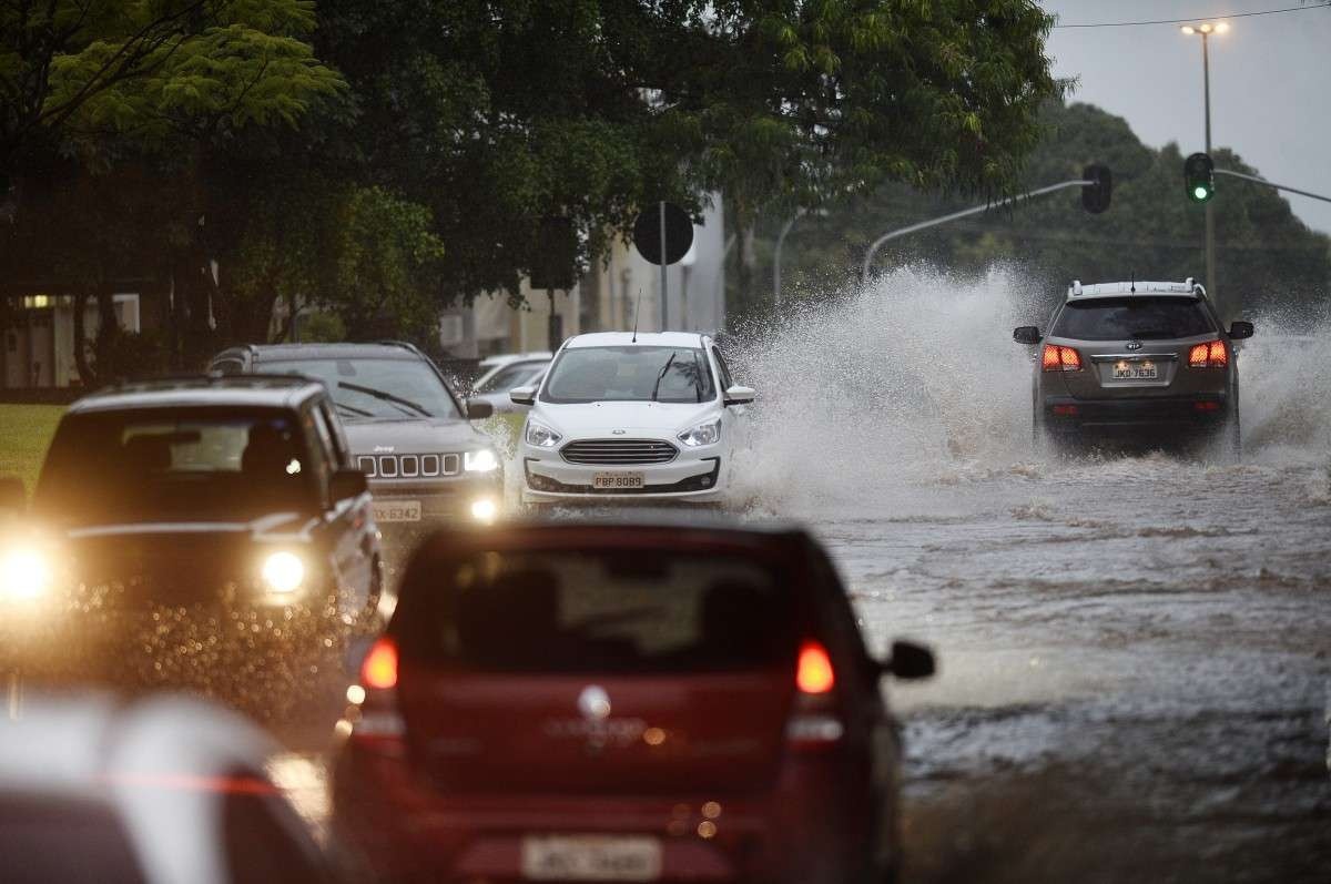 Chuva continua no DF e comportas do Paranoá são abertas