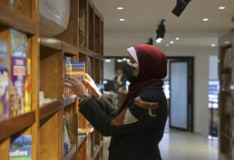 Livraria de Gaza reabre após ser destruída por bombardeio