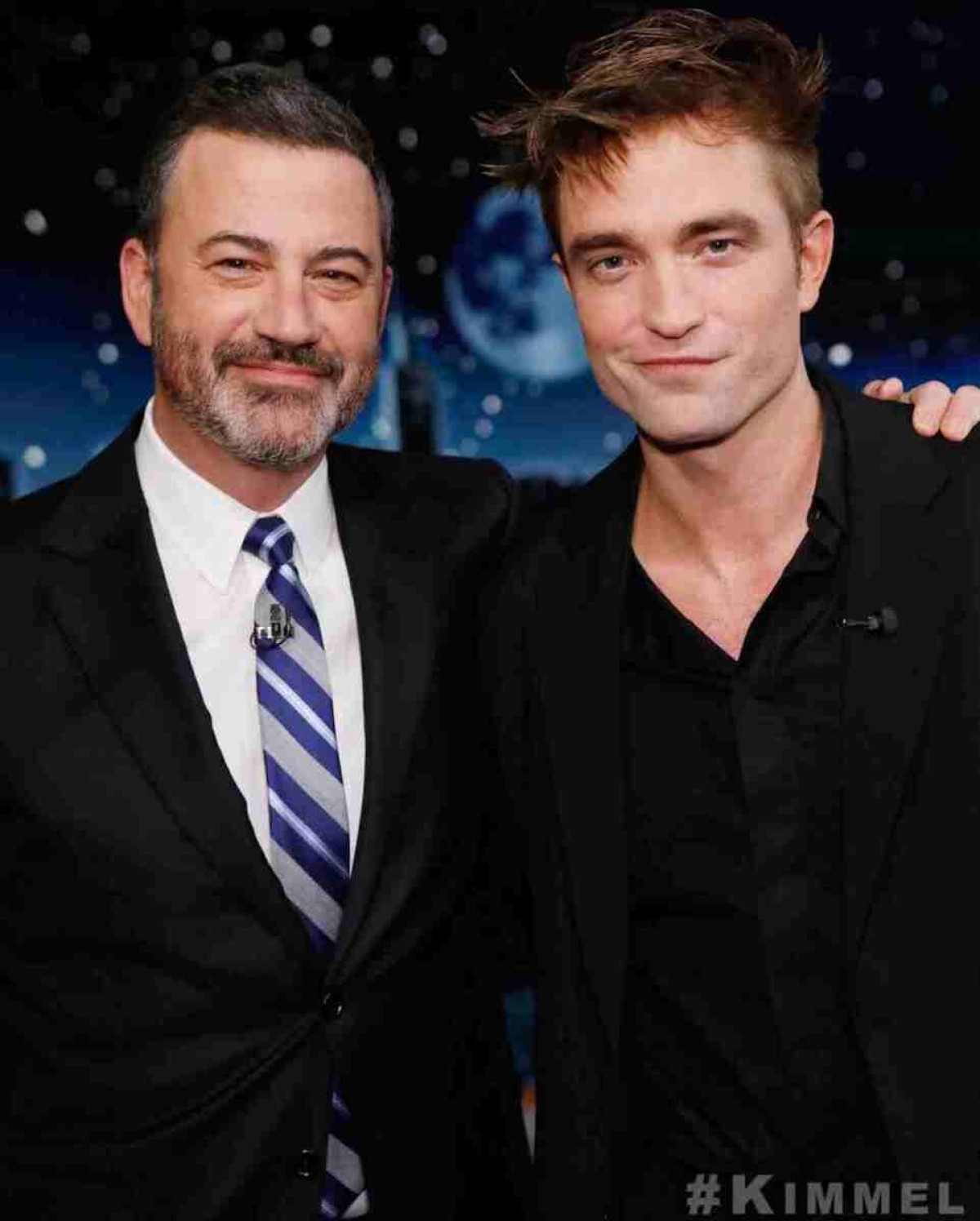 No programa de Jimmy Jimmel, Robert Pattinson exibe cena de 'The Batman'