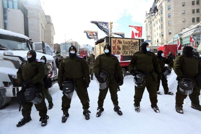 Polícia canadense lança operação de desbloqueio das ruas em Ottawa -  (crédito:  AFP)