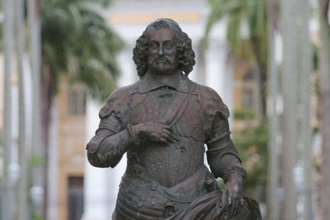 Estátua de Maurício de Nassau, na Praça da República, em Santo Antônio - (crédito: Tarciso Augusto/DP) Estátua de Maurício de Nassau, na Praça da República, em Santo Antônio - (crédito: Tarciso Augusto/DP)