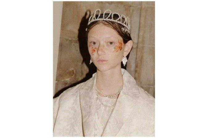 Na Coleção Primavera 2021, a estilista Simone Rocha abusou das pérolas