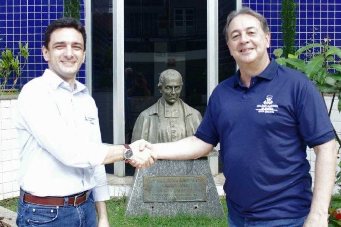 O ex-diretor do Marista, Rony Ahlfeldt (e) transmite o cargo ao novo diretor, Luiz Ricardo Timm
 (d) -  (crédito: Fernanda Lages)