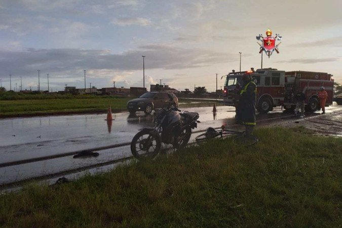 No Setor O, em Ceilândia, duas pessoas ficaram feridas após uma colisão entre moto e bicicleta. O acidente, que aconteceu por volta das 17h, foi seguido por outras ocorrências no DF - (crédito: Reprodução/CBMDF) No Setor O, em Ceilândia, duas pessoas ficaram feridas após uma colisão entre moto e bicicleta. O acidente, que aconteceu por volta das 17h, foi seguido por outras ocorrências no DF - (crédito: Reprodução/CBMDF)
