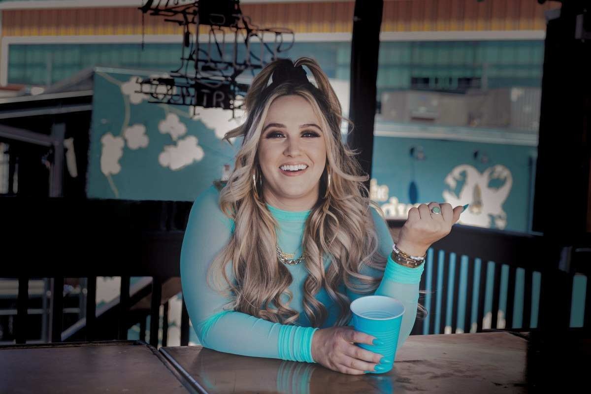 Viral no TikTok, cantora norte-americana Priscilla Block lança álbum de estreia