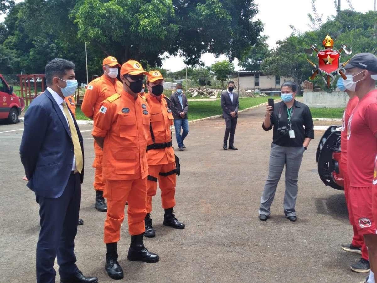 Bombeiros do DF são enviados missão em Petrópolis (RJ) para ajudar moradores desabrigados pelas enchentes 
