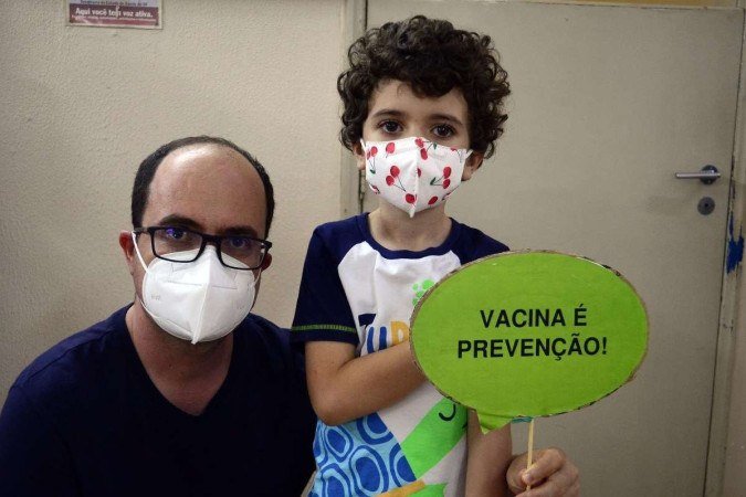  19/02/2022 Crédito: Marcelo Ferreira/CB/D.A Press. Brasil. Brasilia - DF - Vila Planalto, vacinação de crianças contra a Covid 19. Gabriel Alencar com o pai Igor Manuel Moreira.