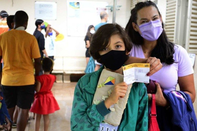  19/02/2022 Crédito: Marcelo Ferreira/CB/D.A Press. Brasil. Brasilia - DF - Vila Planalto, vacinação de crianças contra a Covid 19. João Eduardo com a mãe Michelle Bortoletto.