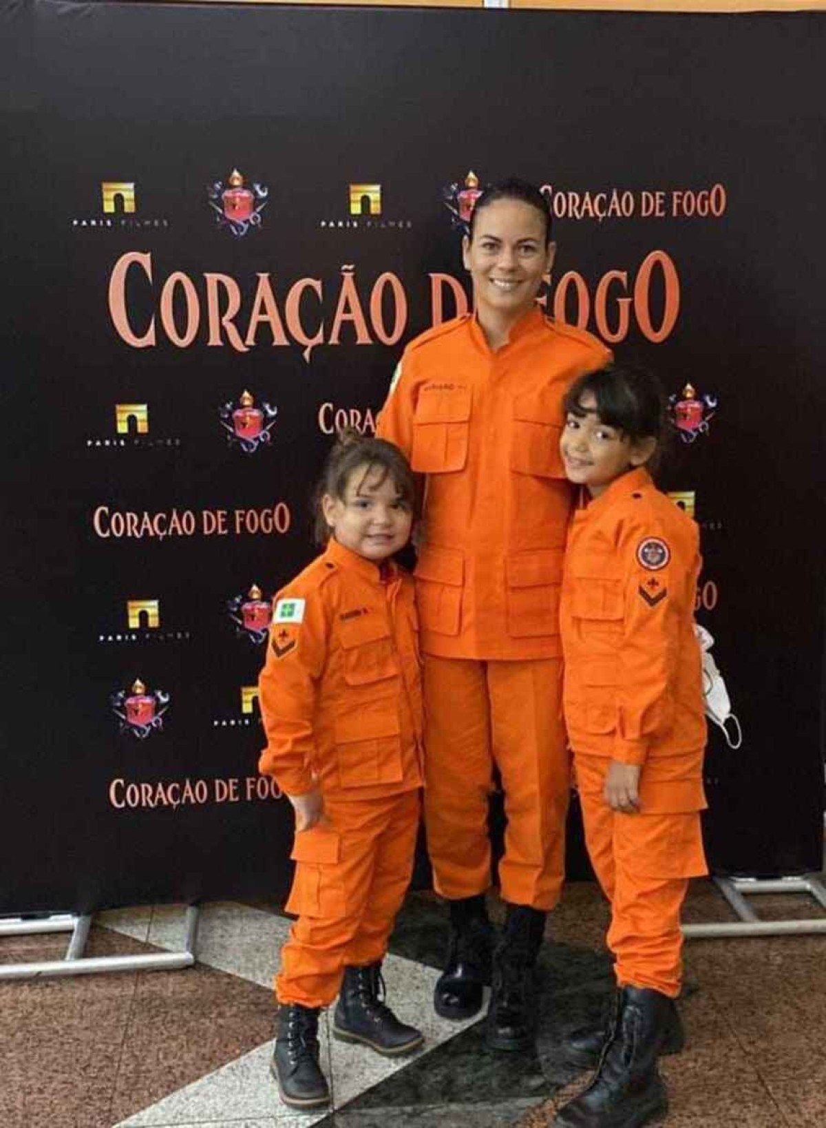 Thaís Mariano, soldado do CBMDF, acompanhou Coração de Fogo com as sobrinhas  Isadora de 4 e Júlia de 7