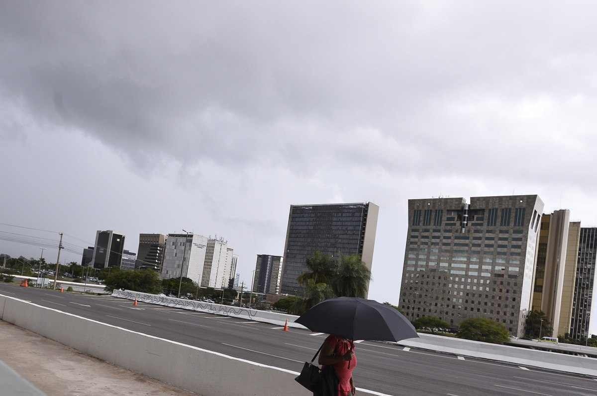 Frente fria avança pela região Sul e promete chuvas em todo Brasil