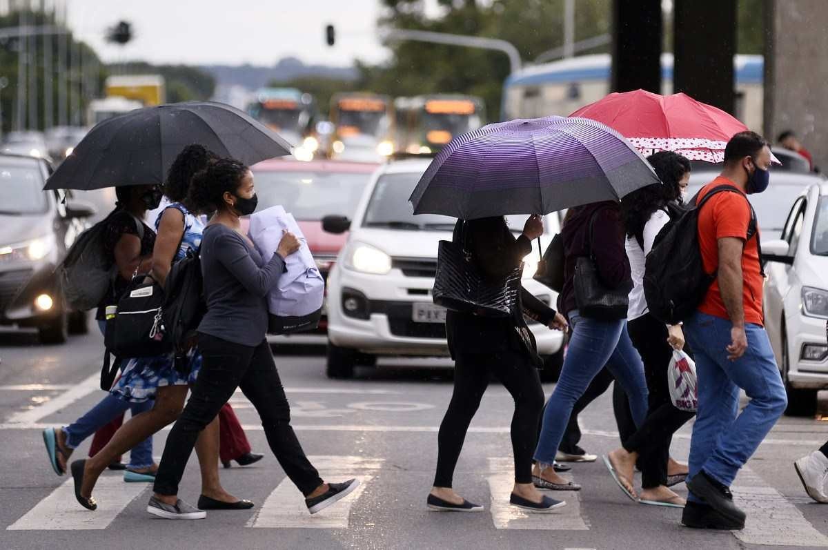 Haja água! Chuva no começo da tarde pega brasilienses de surpresa