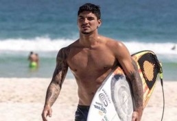 Após separação, Gabriel Medina curte samba 'disfarçado' em São Paulo