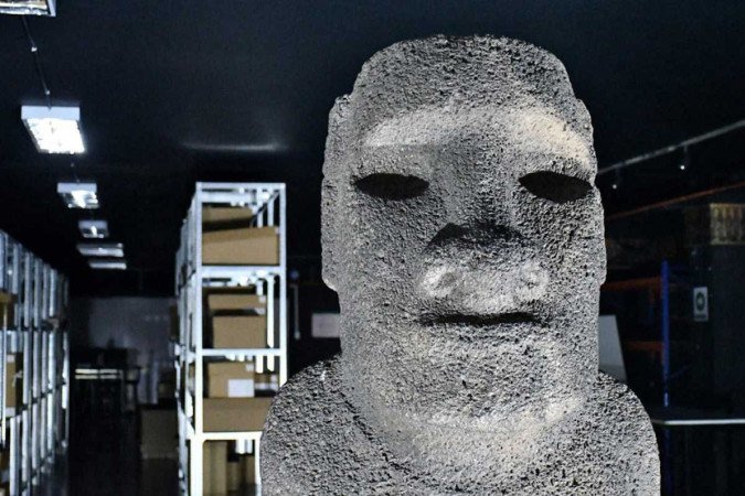 Museu do Chile devolve moai à Ilha de Páscoa depois de 152 anos - (crédito: AFP) Museu do Chile devolve moai à Ilha de Páscoa depois de 152 anos - (crédito: AFP)