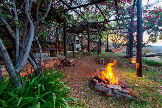 Depois de um dia de caminhadas e brincadeiras, o aconchego ao redor da fogueira