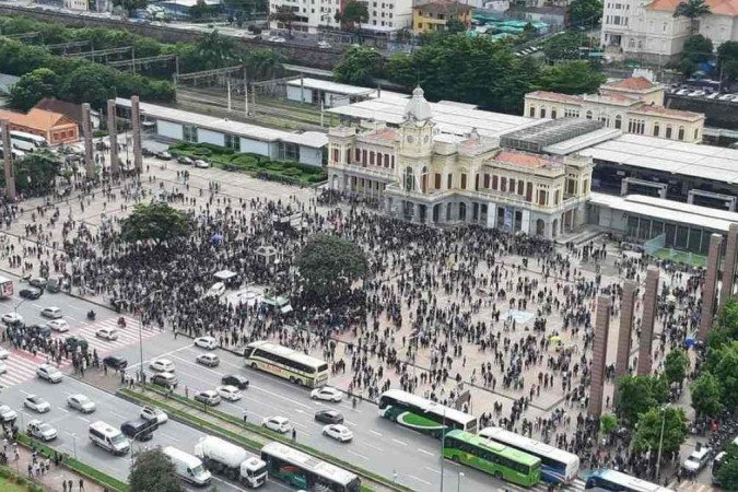 Policiais e bombeiros se reuniram na manhã desta segunda-feira (21/2) no Centro de BH em uma manifestação contra o governo Zema, que ainda não cumpriu promessa de conceder 41% de reajuste salarial - (crédito: Gladyston Rodrigues/EM/DA Press) Policiais e bombeiros se reuniram na manhã desta segunda-feira (21/2) no Centro de BH em uma manifestação contra o governo Zema, que ainda não cumpriu promessa de conceder 41% de reajuste salarial - (crédito: Gladyston Rodrigues/EM/DA Press)