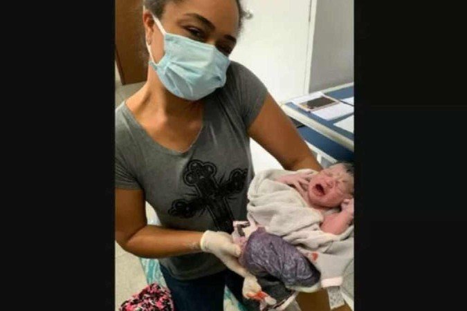 A bebê Ana Alice e a mãe -  (crédito: Prefeitura Petrópolis/ reprodução )