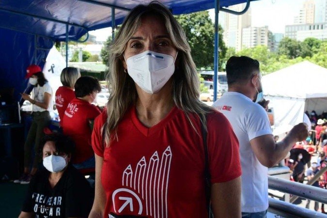  22/02/2022. Crédito: Ed Alves/CB/D.A Press. Brasil. Brasília - DF. Cidades. Assembleia dos Professores do Distrito Federal. Em frente da Funarte. Depois caminharam para Praça do Buriti. Na foto Rosilene Correa, dirigente do Sindicato e Pré Candidata ao Governo do DF. 