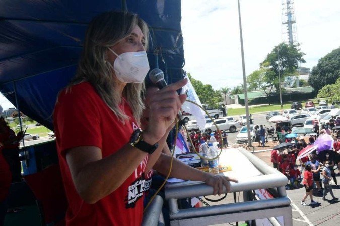  22/02/2022. Crédito: Ed Alves/CB/D.A Press. Brasil. Brasília - DF. Cidades. Assembleia dos Professores do Distrito Federal. Em frente da Funarte. Depois caminharam para Praça do Buriti. Na foto Rosilene Correa, dirigente do Sindicato e Pré Candidata ao Governo do DF. 