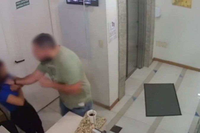 A mulher contou que trabalha no local há 12 anos e diz nunca ter tido problemas do tipo com outros moradores - (crédito: Reprodução/Redes Sociais) A mulher contou que trabalha no local há 12 anos e diz nunca ter tido problemas do tipo com outros moradores - (crédito: Reprodução/Redes Sociais)