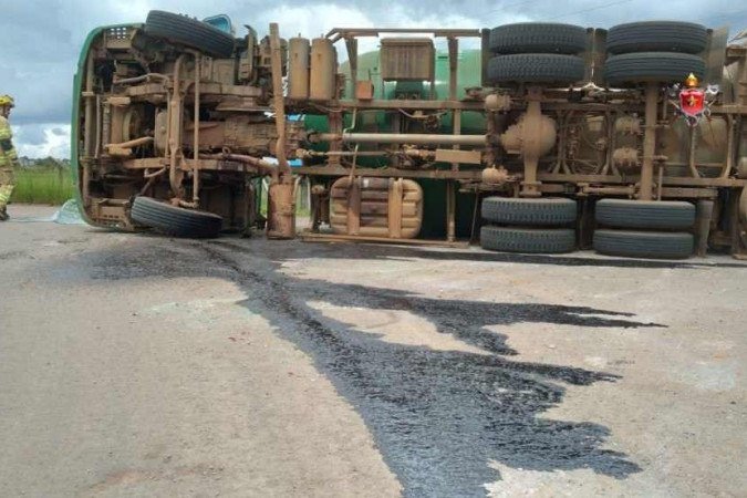 Havia aproximadamente 8 toneladas do gás no caminhão tombado - (crédito: Divulgação/CBMDF) Havia aproximadamente 8 toneladas do gás no caminhão tombado - (crédito: Divulgação/CBMDF)