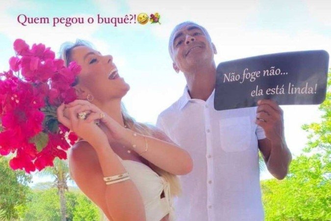 Romário e Marcelle foram padrinhos de casamento de um casal de amigos em Noronha. A influenciadora pegou o buquê e os dois brincaram com a situação - (crédito: Instagram/Reprodução) Romário e Marcelle foram padrinhos de casamento de um casal de amigos em Noronha. A influenciadora pegou o buquê e os dois brincaram com a situação - (crédito: Instagram/Reprodução)