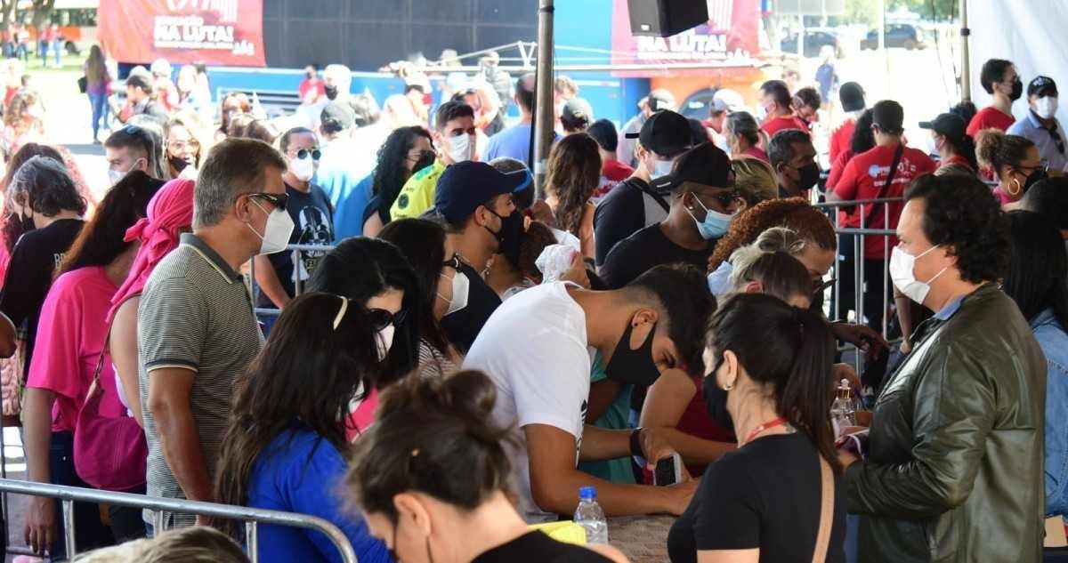 Sob sol e calor, os professores da rede pública do Distrito Federal se reuniram, na manhã desta terça-feira (22/2), em assembleia geral no estacionamento do Espaço Funarte.