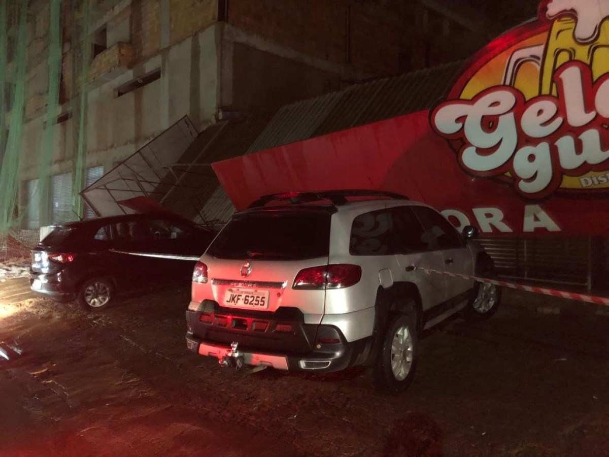 Após despencar, placa da fachada atingiu dois carros
