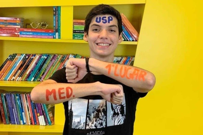 Rafael foi aprovado em 1º lugar em 6 vagas para ação afirmativa. Ele viajará para a Região de Ribeirão Preto (SP) para cursar Medicina na USP - (crédito: Reprodução/Mídias sociais) Rafael foi aprovado em 1º lugar em 6 vagas para ação afirmativa. Ele viajará para a Região de Ribeirão Preto (SP) para cursar Medicina na USP - (crédito: Reprodução/Mídias sociais)