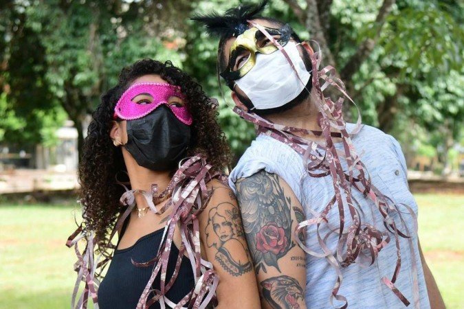 Alcoolizados, os amigos Matheus Ribeiro e Letícia Barbosa decidiram fazer uma tatuagem durante a folia de 2018. No detalhe, os dois no carnaval da tattoo - (crédito: Ed Alves/CB/D.A.Press) Alcoolizados, os amigos Matheus Ribeiro e Letícia Barbosa decidiram fazer uma tatuagem durante a folia de 2018. No detalhe, os dois no carnaval da tattoo - (crédito: Ed Alves/CB/D.A.Press)