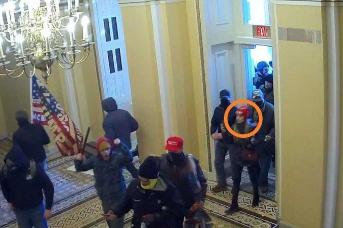 Brasileira está nos Estados Unidos com visto de trabalho e não votou nas eleições de 2020, mas disse em depoimento que queria apoiar Trump - (crédito: Departamento de Justiça dos Estados Unidos/Sedition Hunters/Reprodução) Brasileira está nos Estados Unidos com visto de trabalho e não votou nas eleições de 2020, mas disse em depoimento que queria apoiar Trump - (crédito: Departamento de Justiça dos Estados Unidos/Sedition Hunters/Reprodução)