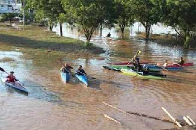 Canoístas navegam no Rio da Integração Nacional, onde colhem informações sobre a situação do manancial e de sua fauna